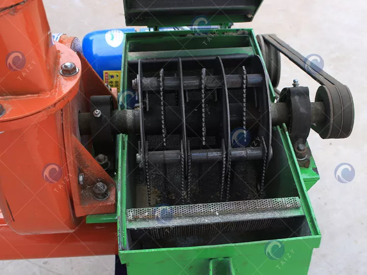 The inner structure of hammer mill feed grinder