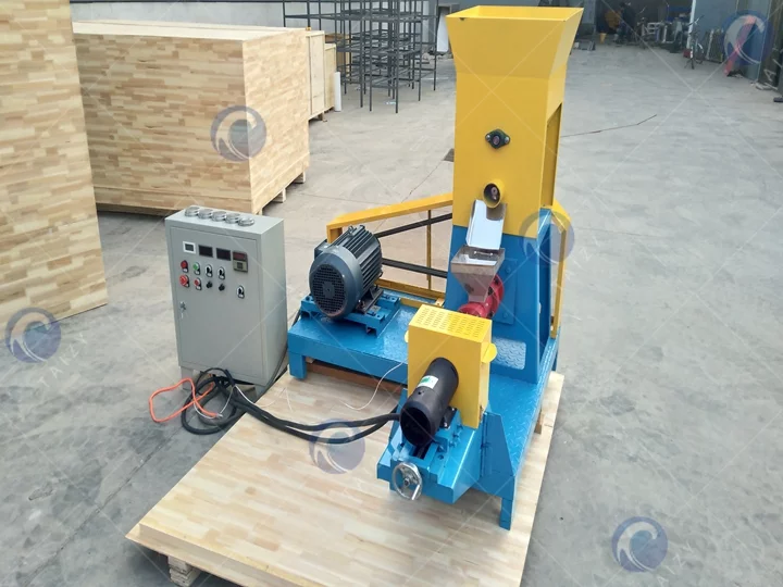 Fish food extruder machine