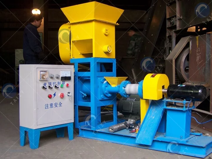 Fish feed pellet mill