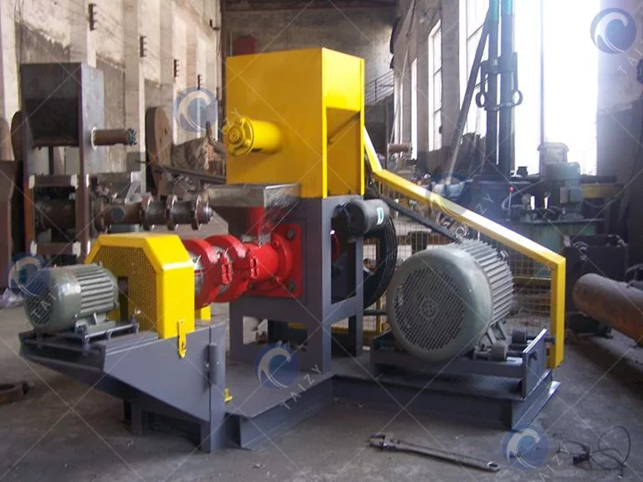 Fish feed pellet maker