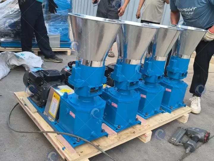Pellet feet making machine