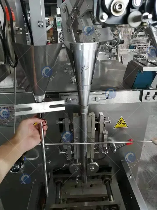 bag former of fish food pellet packer