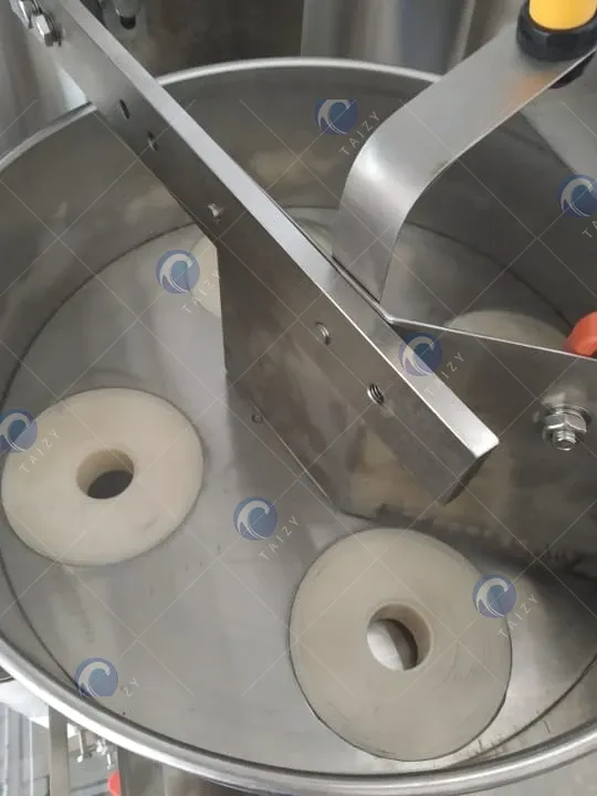 measuring cup of fish feed pellet packing machine