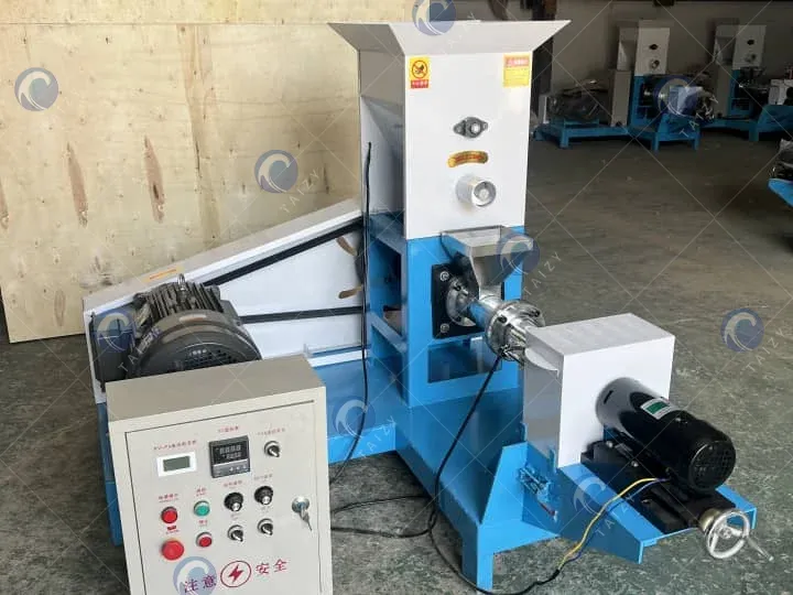 A máquina extrusora de comida para peixe foi enviada com sucesso para o Camarões