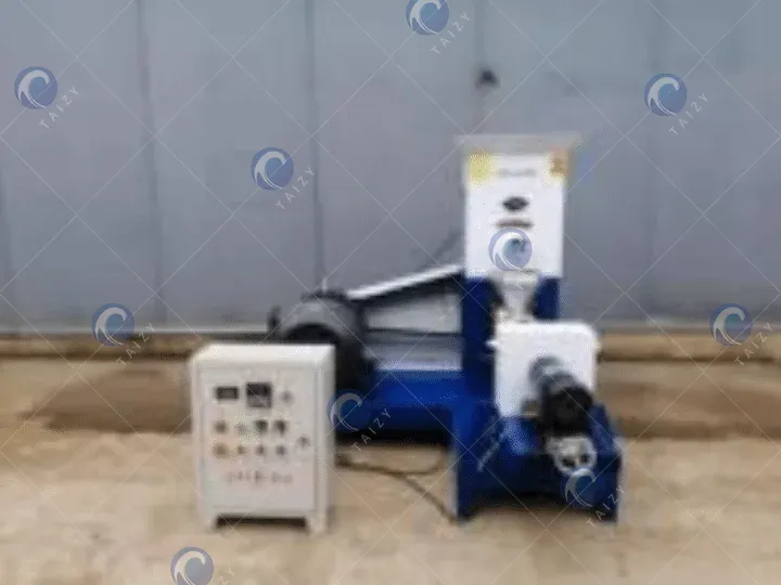 ลูกค้าชาวซีเรียซื้อเครื่องผลิตเมล็ดอาหารปลา DGP-70