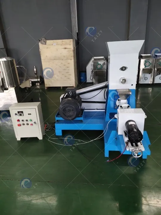 Dog feed pellet extruder